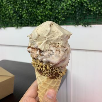 Dream the La Cream - a hand holding an ice cream cone - Ice Cream & Frozen Yogurt Near Me - Virginia Beach, Virginia Dream the La Cream - a hand holding an ice cream cone - Ice Cream & Frozen Yogurt Near Me - Virginia Beach, Virginia
