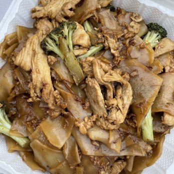 Chao Phra Ya - Pad se ew with chicken - Thai Near Me - Herndon, Virginia Chao Phra Ya - Pad se ew with chicken - Thai Near Me - Herndon, Virginia