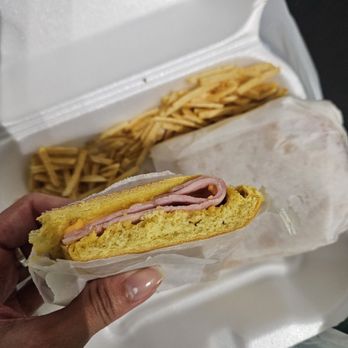 Panadería Mallorca - Jamón y queso - Desserts Near Me - San Juan, Puerto Rico