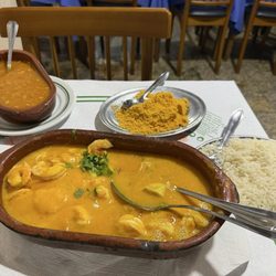 O Caranguejo Restaurante - Moqueca with fish and shrimp and assorted sides (no explanation from the waiter)