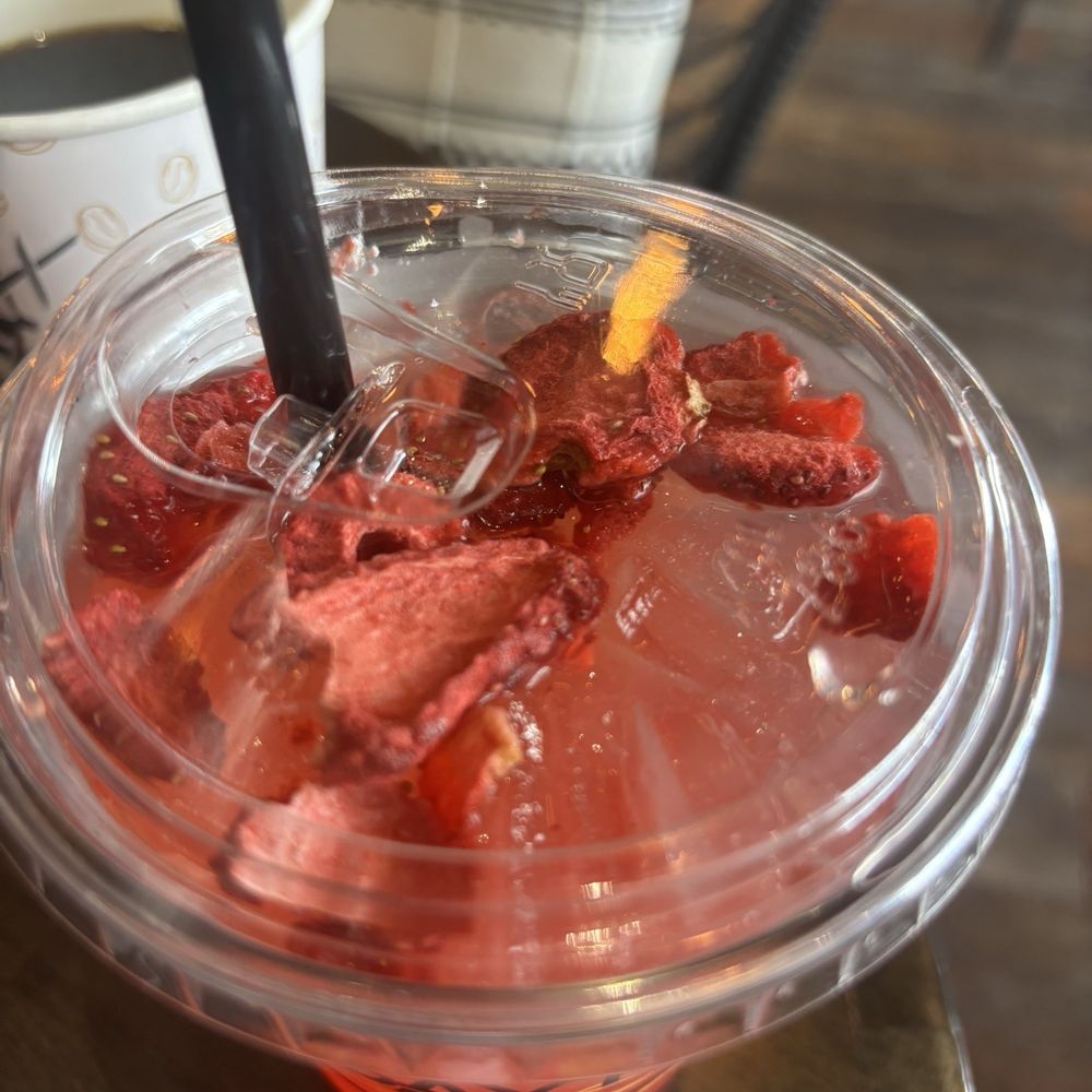 Bayt Al Mocha - Strawberry lemonade - Coffee & Tea Near Me - Louisville, Kentucky Bayt Al Mocha - Strawberry lemonade - Coffee & Tea Near Me - Louisville, Kentucky