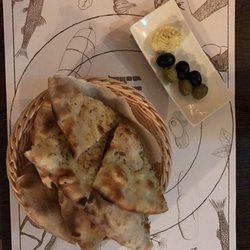 Der Holzofen - Kleine Vorspeise. Pizzabrot mit Knoblauch. Simpel aber lecker.