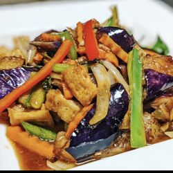 SL Kitchen - Basil eggplant.                          eggplant，bell peppers，onions，carrots，and basil suteed in house garlic sauce with choice of protein