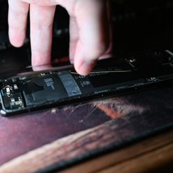uBreakiFix by Asurion - Pre-Repair Photo of Pixel 6 Pro having battery bulging issue and screen separation