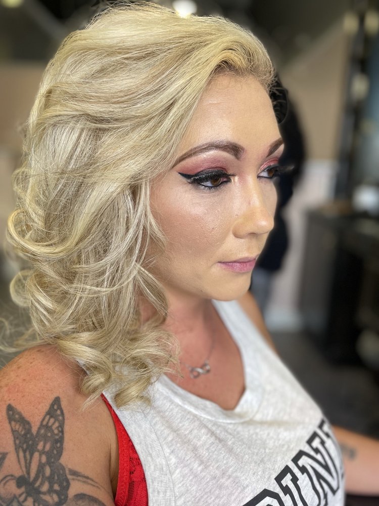 Le'Vire Blow Dry & Beauty Atelier Logo