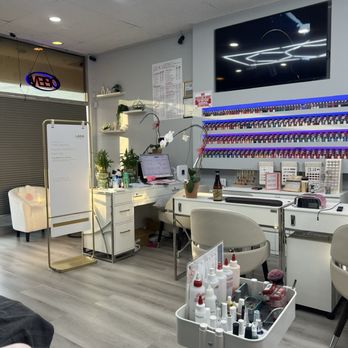 Lala Nails Spa - Nail Salons Near Me - Winnetka, California