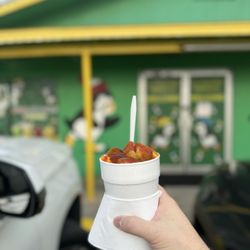 Los Pinguinos Snack - Mangonada with pickles