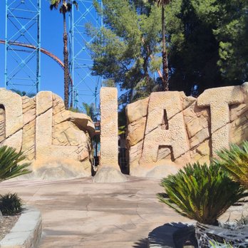 Six Flags Magic Mountain - Amusement Parks Near Me - Valencia, California