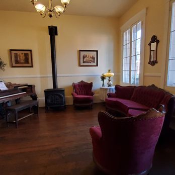 Murphys Historic Hotel - Front entry seating area - Hotels Near Me - Murphys, California