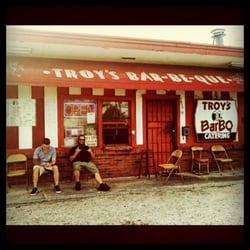 Troy's Bar-Be-Que - Great bbQ spot.