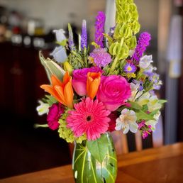 Stunning! Note the large leaves in the vase too!