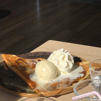 Le Tourmentin - Crêpe with vanilla ice cream and whipped cream Previously flambée with Grand Marnier liquor.. a dream.. - Creperies Near Me - Cancale, 35