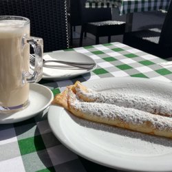 PALATSCHINKENKUCHL - Latte Macchiatto (4 €) & 2 Palatschinken mit Marillenmarmelade (5,90 €)
