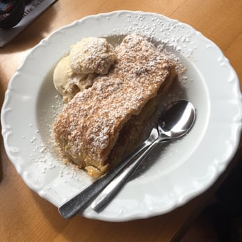 Almhütte Schlegelmulde - Apfelstrudel mit Vanilleeis - Bavarian Near Me - Bad Reichenhall, BY Almhütte Schlegelmulde - Apfelstrudel mit Vanilleeis - Bavarian Near Me - Bad Reichenhall, BY