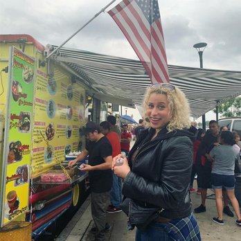 La Patrona Taco Truck - Ordering at La Patrona. - Street Vendors Near Me - New Haven, Connecticut