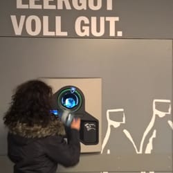 HIT- Markt - Self-service plastic bottle recycling