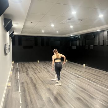 Y7 Studio - Studio (no windows but candle lit and nice vibe)! - Yoga Near Me - Austin, Texas