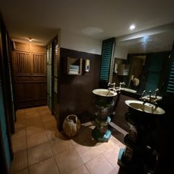 Xich Lo - Waschbecken im Damen-WC