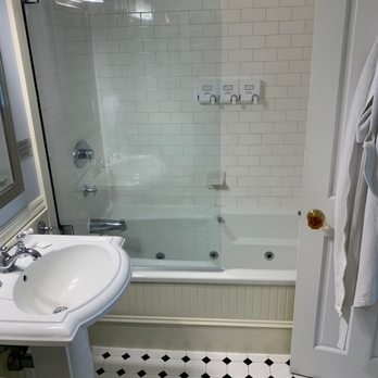 Brass Key Guest House - Bathroom - Hotels Near Me - Provincetown, Massachusetts