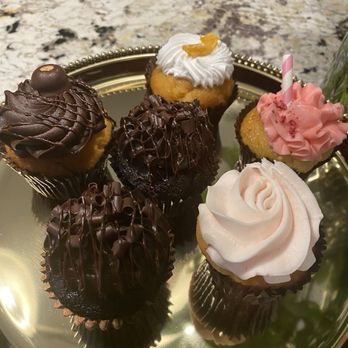 Memorie Makers Cafe & Cupcakery - Custom Cakes Near Me - Florence, Kentucky