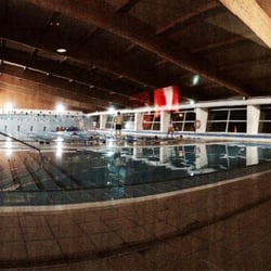 Piscina Municipal Ayora - Piscina pequeña pero resultona. Con el techo de madera me recuerda a un spa.