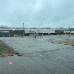 This KROGERS closed & moved to WOODMAN Avenue!