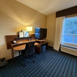 Fairfield by Marriott Inn & Suites Kamloops - Desk area and second tv