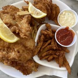 Montgomery's Cottage Lunch - Combo platter: cod, shrimp, clam strips