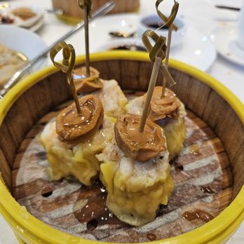 Lanxuan Restaurant 澜轩荟 - Shumai with abalone - Dim Sum Near Me - Richmond, British Columbia Lanxuan Restaurant 澜轩荟 - Shumai with abalone - Dim Sum Near Me - Richmond, British Columbia