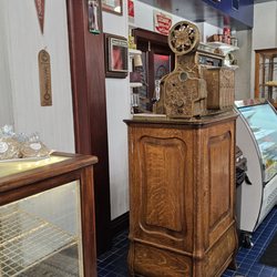 Victoria's Bakery - Adorable antique decor