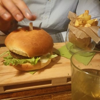 Paletti - Burger mit Pommes. Sieht alles nicht wirklich viel aus vorallem die paar Pommes... - German Near Me - Neu-Isenburg, HE