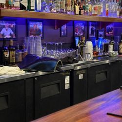 Kenny's Burger Joint - Plano - Dirty bar