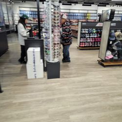 SKECHERS Warehouse Outlet - Inside