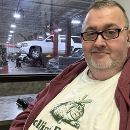 Waiting in the clean waiting room, watching my truck getting worked on :) Waiting in the clean waiting room, watching my truck getting worked on :)