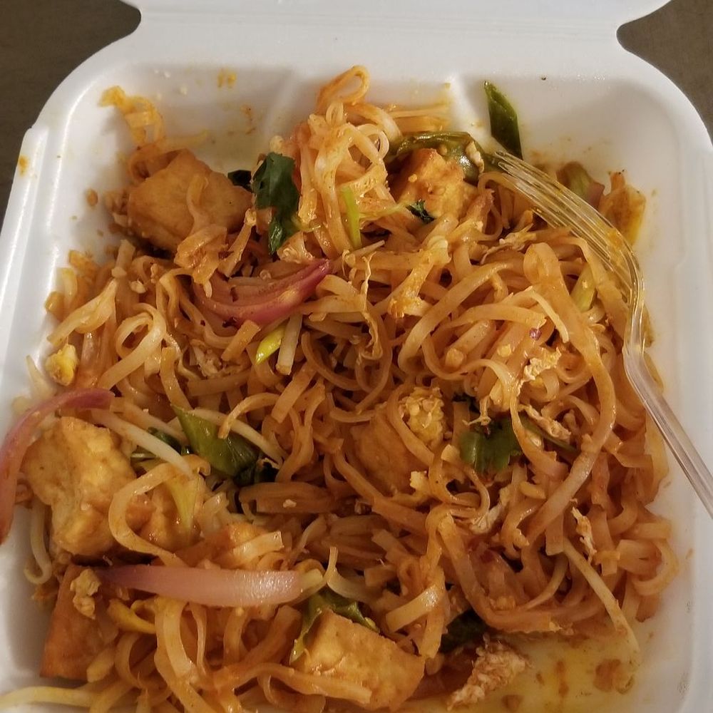 Surin Thai Eatery - Pad thai with tofu - Thai Near Me - Simi Valley, California