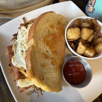 Benaddiction North - Pulled pork, ham, bacon, fried egg, bbq sauce - Sandwiches Near Me - Fresno, California Benaddiction North - Pulled pork, ham, bacon, fried egg, bbq sauce - Sandwiches Near Me - Fresno, California