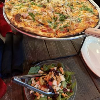 Cadillac Pizza Pub - Chicken bacon pizza and pear apple spinach salad - Pizza Near Me - McKinney, Texas Cadillac Pizza Pub - Chicken bacon pizza and pear apple spinach salad - Pizza Near Me - McKinney, Texas