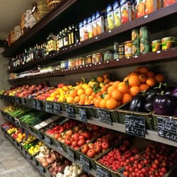 La Fontana Della Frutta - Beautiful fruits and vegetables, good selection of olive oil and wine.