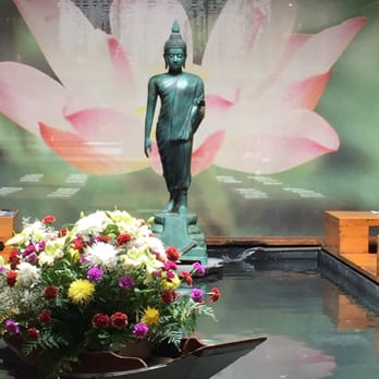 Sea Thai - Zen decor with a beautiful live flower boat - Thai Near Me - Brooklyn, New York