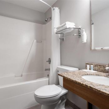 Days Inn by Wyndham Austin - Guest room bath - Hotels Near Me - Austin, Minnesota Days Inn by Wyndham Austin - Guest room bath - Hotels Near Me - Austin, Minnesota