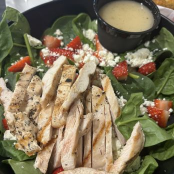 P-Dubs Brew Pub - Grilled chicken strawberry feta salad. - Pubs Near Me - Tehachapi, California