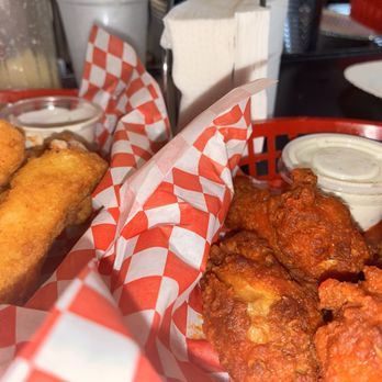 Braazo Pizza - Mozzarella Sticks and Bone-In Buffalo Wings - Pizza Near Me - Los Angeles, California