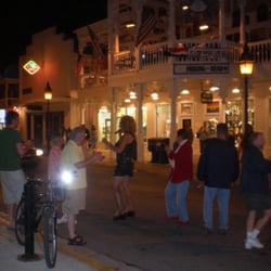 Aqua Drag Show and Nightclub - Drag queens dancing in the street