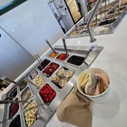 Yogurtini - Time for toppings