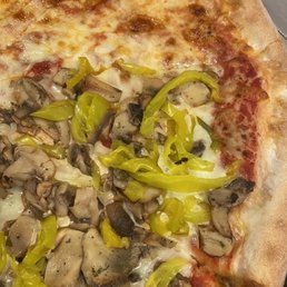 Pizza with half cheese, half green peppers and mushrooms Pizza with half cheese, half green peppers and mushrooms