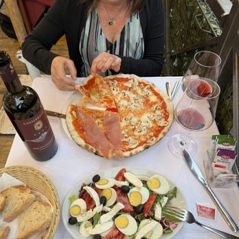 La Melo D'Oro - Amazing pizza. Doesn't look like all that, but it was so good we could have ordered several more! - Italian Near Me - Rome, RM