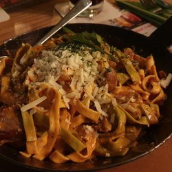Glas House - Tagliatelle "Filetto" (mit Rinderstreifen, Tomaten, Champis, Zwiebeln in Tomatensauce)