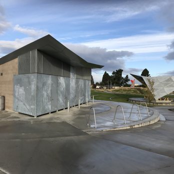 Luuwit View Park - Restrooms next to parking lot - Parks Near Me - Portland, Oregon