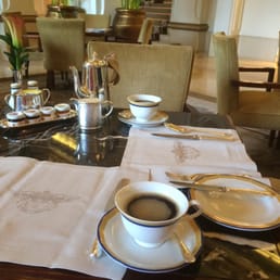 Table setting. Love the English style setting!