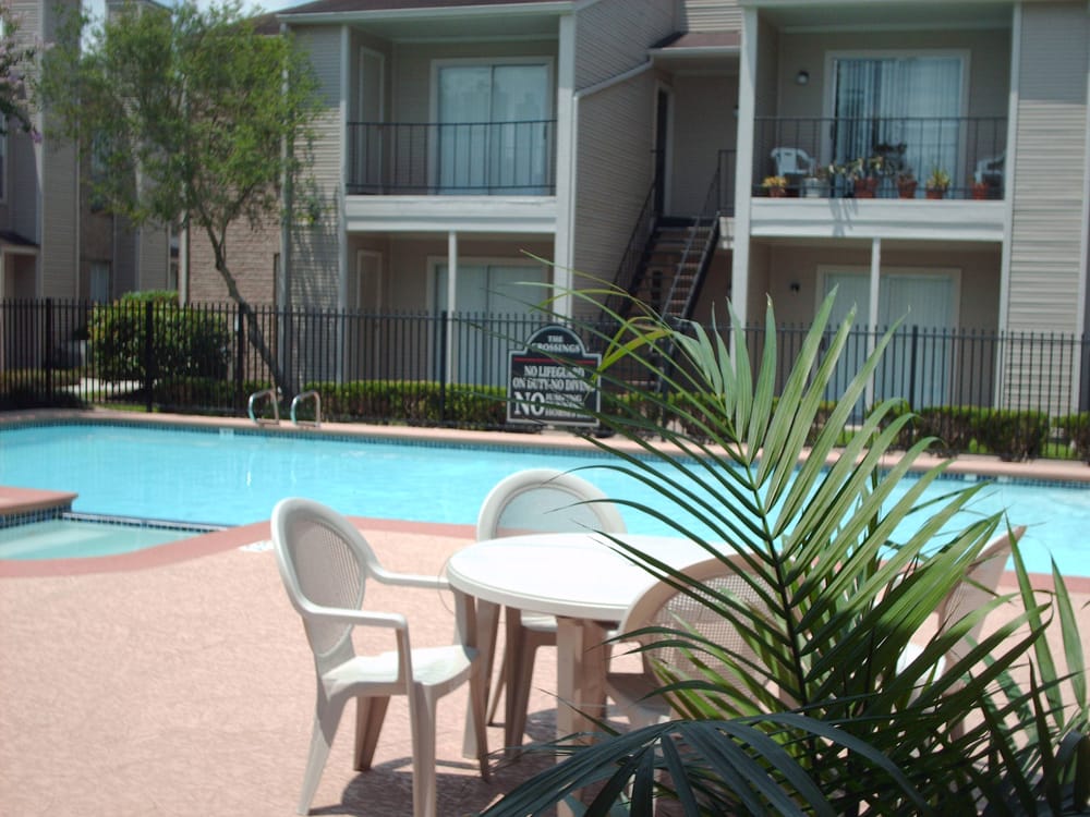 THE CROSSINGS AT FAIRMEADOW Apartments at 7800 W Airport Blvd